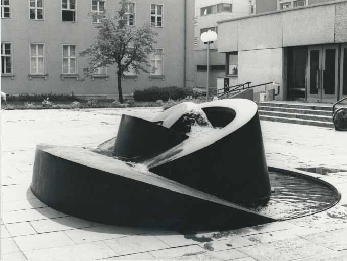 Brunnen vor Verwaltungsgebäude in Zehlendorf Bronze, 1974, ca.