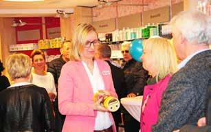 Nun hat sie am 1. April ihre Apotheke an Susann Rösel-Jacobasch übergeben. Natürlich kamen viele zu dem kleinen Empfang, um sich bei der beliebten Apothekerin für ihr Engagement zu bedanken.