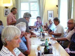 44 Damen und Herren trafen sich in der neueröffneten Pizzeria in Piesing.