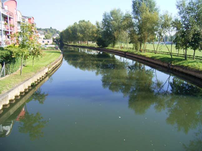 Abbildung 43: Alzette in Ettelbrück (3-Alz-2b) Das Gewässer ist vollständig begradigt, die Ufer sind mit Spundwänden massiv befestigt und die Sohlenstruktur ist nur bedingt naturnah.