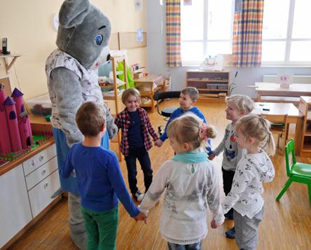 Zeitung im Kindergarten (ZIK) wird von der Raiffeisenbank unterstützt Mit dem Projekt ZIK, das in diesem Jahr von den Raiffeisenbanken im Landkreis Ostallgäu unterstützt wird, bietet die Allgäuer
