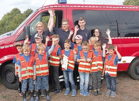 Die Sassenburg 15 Nr. 09/2018 Freiwillige Feuerwehr Triangel Zu ihrem ersten überörtlichen Einsatz ist im September die Triangeler Kinderfeuerwehr gefahren: Die Triangeler Löschrabauken nahmen am 5.