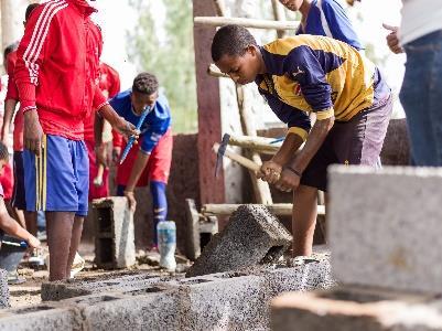 Täglich befanden sich unzählige Kinder auf der Baustelle, um die Gruppe bei ihrer Tätigkeit tatkräftig zu unterstützen.