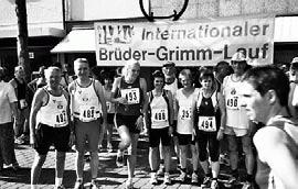 Dabei auch eine 9- köpfige Mannschaft aus Homberg (Lauftreff Angertal) und Lintorf (Angerland Lauftreff), die sich bereits seit Beginn der Laufsaison im April auf den Brüder-Grimm-Lauf vorbereitet