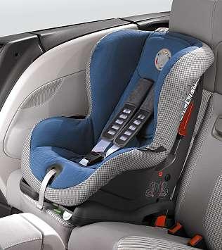 In drei Winkeln arretierbare Sitzschale. Einklappbare Rastbügel zur Nutzung in Fahrzeugen ohne ISOFIX-System. Geeignet für Kinder von ca. 9 bis 18 kg (8 Monate bis ca. 4 Jahre). Art.-Nr.