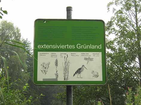 Station 8 Extensiviertes Grünland Ein Schild am Wegesrand weist auf eine extensivierte Grünlandfläche hin.