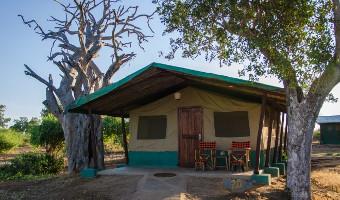 Die Lodge besitzt 40 Deluxe Zimmer mit eigenem Bad und Sitzbereich, die im afrikanischen Stil eingerichtet sind.