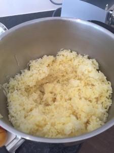 50gr Zucker 100gr Weißbrotbrösel 50 gr Butter Zubereitung: Für den Kartoffelteig: 400