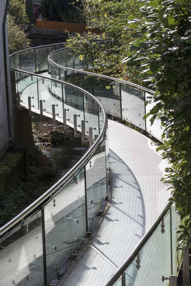 STEGANLAGE KANZELBACHSTEG SCHRIESHEIM Der 60 Meter lange Glas-Edelstahl-Steg führt Besucher wie Bewohner auf einem