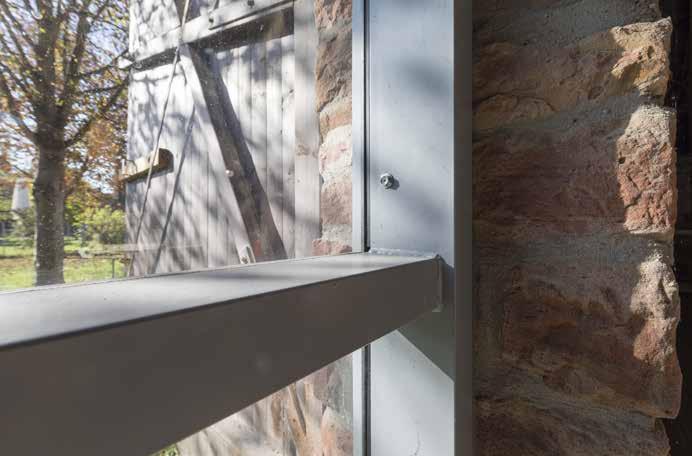 Eine Pfosten-Riegel-Glas-Fassadenkonstruktion in architektonischer Spezialund Millimeterarbeit das