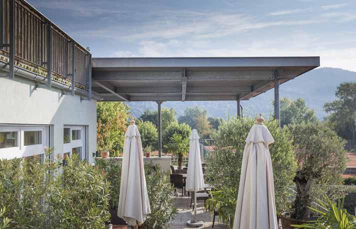 Das Flachdach überzeugt durch seine Einfachheit und schützt Restaurantbesucher und Tennisbegeisterte zuverlässig vor Wind und Wetter.