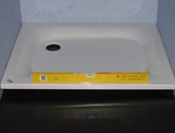 Diese Duschabtrennung ist für eine Montage auf einer Dusch- oder Badewanne oder einer dafür speziell eingerichteten Duschfläche bestimmt.