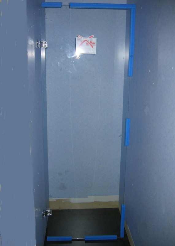 Die Tür auf dem unteren Kantenschutz absetzen, so wird der Ausgleich zur Abtrennungshöhe hergestellt.