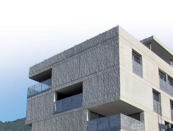 NOE report 149 11 Der Berg inspiriert NOEplast Strukturmatrizen ermöglichen monolithisches Erscheinungsbild wie aus Stein gemeißelt Die beiden Wohnhäuser in der Tessiner Gemeinde Minusio erscheinen,