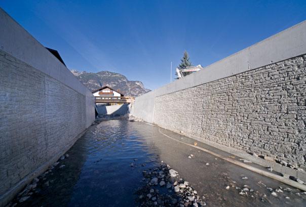 NOE report 149 5 Ästhetischer Hochwasserschutz Flussbett mit Hilfe von NOEplast Strukturmatrizen neu gestaltet Um die Gemeinde Garmisch-Partenkirchen vor Flutkatastrophen zu schützen, setzte das