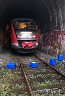 Themen EILDIENST 1/2019 Katastrophenschutzübung Kur-Hessen-Bahn stößt mit Ammoniakkanistern zusammen Im Tunnel bei Leimstruth stößt ein Zug der Kur-Hessen-Bahn mit Kanistern zusammen, die illegal auf