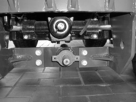 3 Frontzapfwelle montieren Befestigen Sie den Zapfwellendurchtrieb am Traktorrahmen mit je 2 Schrauben auf beiden Seiten.