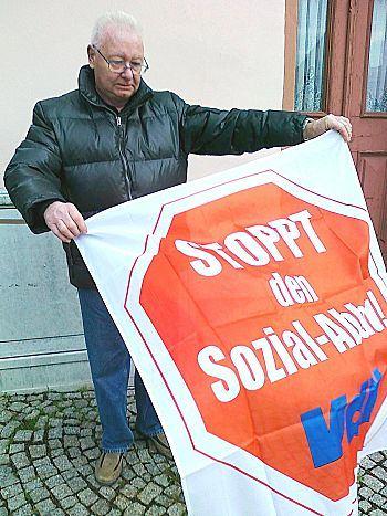 Ortsverband Kölleda zeigt Flagge! Vorsitzender des Ortsverbandes Kölleda Wolfgang Unger mit einer der anzubringenden Protestfahne.