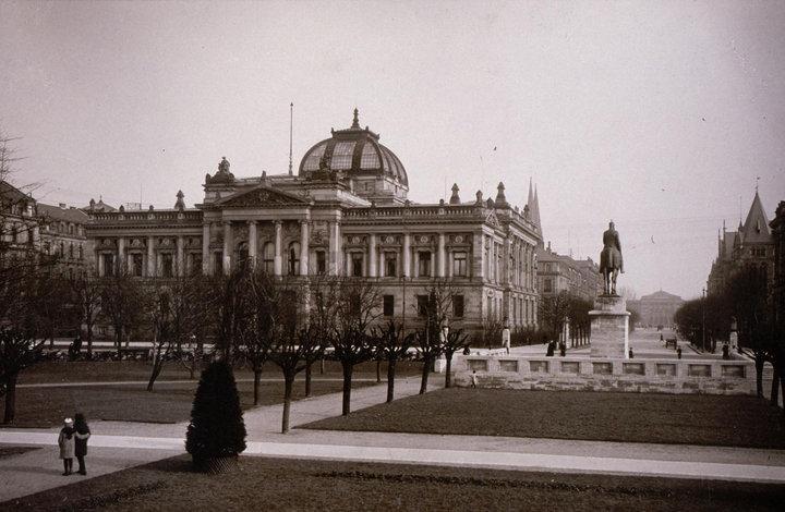 Am Anfang Eröffnung 1895; klassische wilhelminische Architektur Platz