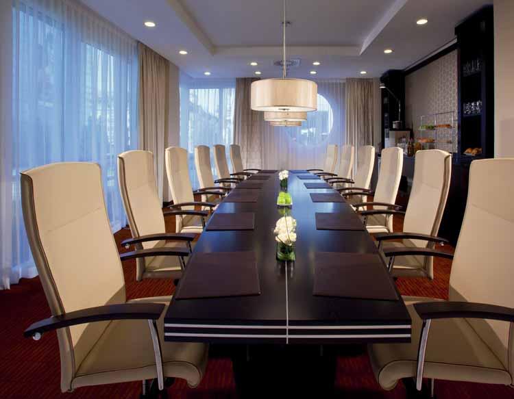 Der exklusive Boardroom begeistert durch Design und Funktionalität. Bis zu 12 Personen finden hier ideale Bedingungen zum Tagen auf höchstem Niveau.