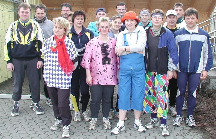 Die erste Aktion für den Lauftreff im neuen Jahr war ein Faschingslauf, zu dem sich (fast) alle Teilnehmer kostümiert eingefunden hatten. Hinten: Hans Schmid jun.