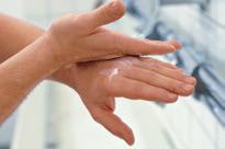 11 Die Hände sind im Galvanikbe reich besonders beansprucht. Vor der Arbeit und nach den Pausen Hautschutzsalbe sorgfältig auftragen. Vor den Pausen und nach der Arbeit Hände schonend reinigen.