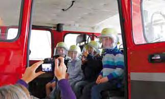 ! Für die Kinder des Ammerlander Waldkindergartens wurden diese Träume nun Wirklichkeit, als sie eine exklusive Führung durch die er Feuerwehr bekamen: Endlich einmal einen echten Feuerwehrhelm in