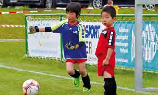 Auch das Rahmenprogramm ließ sich sehen: Papa Schlumpf Seit Jahren mit dabei: die kleinen Kicker der Japanischen Schule.
