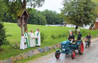 Juli veranstaltete der Pfarrgemeinderat nach vielen Jahren wieder einen Gottesdienst mit anschließender Fahrzeugsegnung in Staudach.
