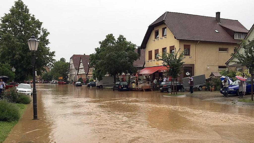 - und die Versicherer denken über die Prämien nach. Der Süden Deutschlands leidet weiter unter dem Hochwasser. Stundenlanger Regen hat erneut Bewohner, Feuerwehr und Polizei in Atem gehalten.