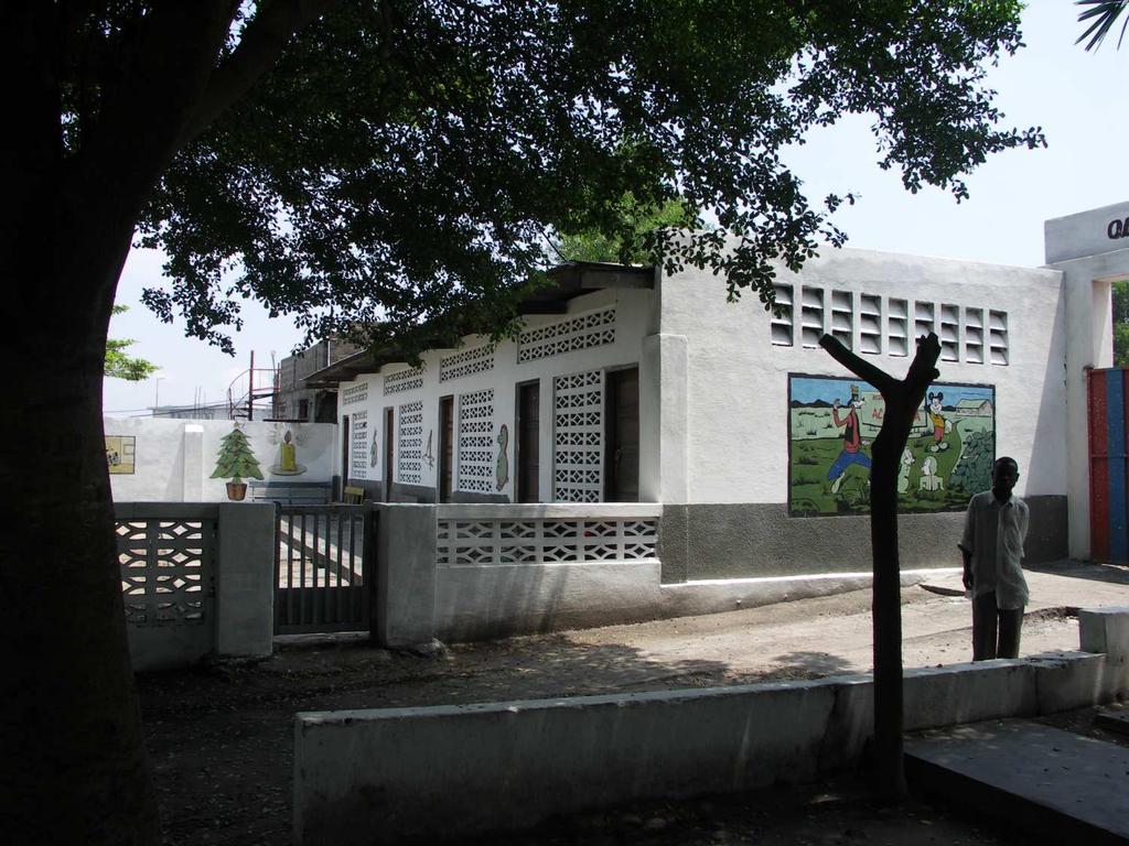 ACCADEMIA heute Die ACCADEMIA -Schule in Kinshasa heute: Staatlich anerkannte Privatschule mit - Klassen vom Kindergarten bis zur 8. Klasse mit ca.