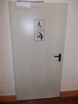 WC-Tür Zugang Die Toilette befindet sich: im Eingangsbereich Der Zugang zum Sanitärraum ist stufen- und schwellenlos.