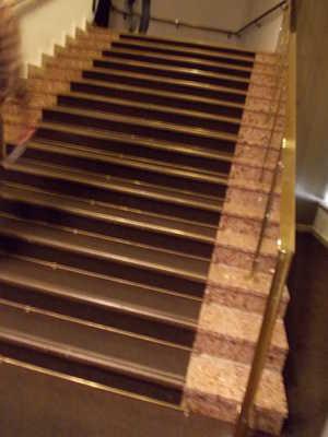 Über die Treppe sind zu erreichen: Wege im Innenbereich, Studiokino, Separate Gästetoilette 1.