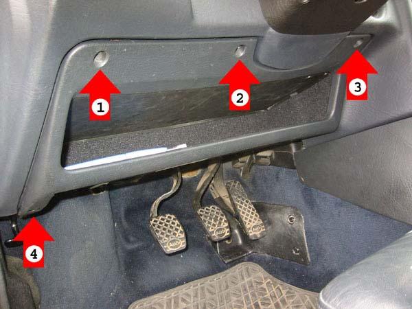 1.1 Ausbau des Ablagefachs Die Sechskantschrauben (1) bis (4) herausdrehen. Das Ablagefach zum Fahrersitz hin herausziehen.