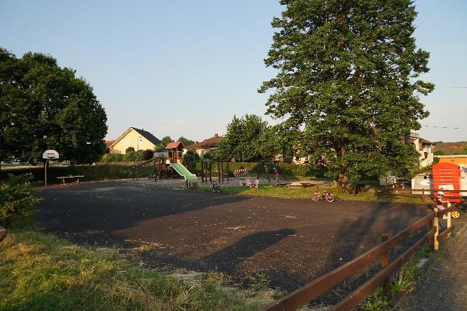 Trauerhalle (links) und rückwärtig liegende, ungenutzte Fläche (rechts), auf dem Friedhof Stahlhofen 4.