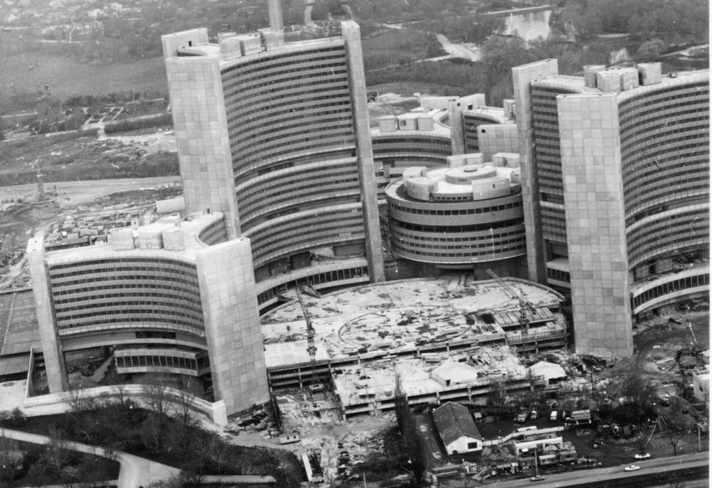 3 4 1. Die errichteten Bürotürme sind zwischen 48 und 120 Meter hoch. 2. Bruno Kreisky (Mitte) macht sich 1975 ein Bild von der Baustelle. 3.