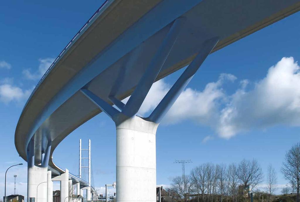Die Breite des Brückenquerschnittes beträgt zwischen den erhöhten Gesimsköpfen 15,0 m und gliedert sich auf in die 11,5 m breite Fahrbahn und die beiden jeweils 1,75 m breiten Gesimsbereiche.