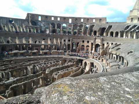 Nach einer beeindruckenden Führung durch das Kolosseum gingen wir zur spanischen Treppe, und ohne dass wir es bemerkt hatten, war es schon so spät geworden, dass wir auf dem Weg