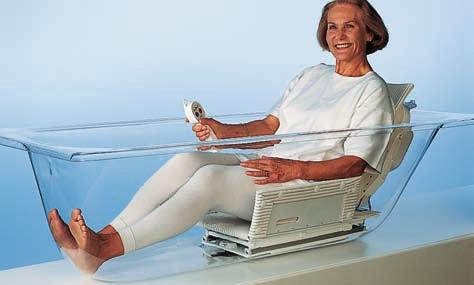 Personen mit Arthrose in den Knie- oder Hüftgelenken schätzen stabile Badewannenbretter und -sitze, die einfach auf den Badewannenrand gesetzt werden können.