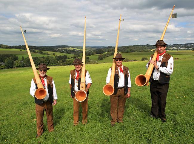Dort wo das Alphorn schallt! Es lebe das Alphorn in seiner Vielseitigkeit Das Alphorn ist eines der ältesten aus Holz gefertigtes Blasinstrumente und ist somit ein reines Naturinstrument.