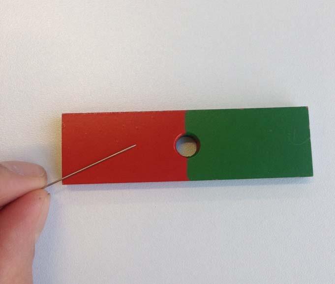 So wird deine Nadel magnetisch. Den starken Magneten musst du jetzt weglegen, damit er nicht stört.