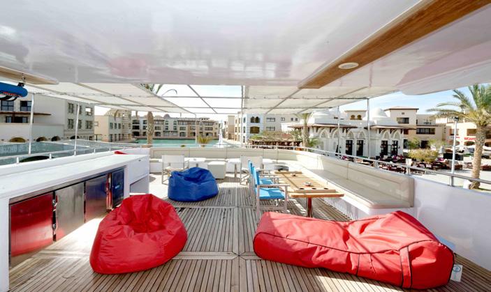 NITROX FOR FREE Das Schiff bietet sieben Zweibett-Kabinen und eine Master Suite im Unterdeck sowie jeweils zwei Doppelbett-Kabinen und Zweibett-Kabinen auf dem