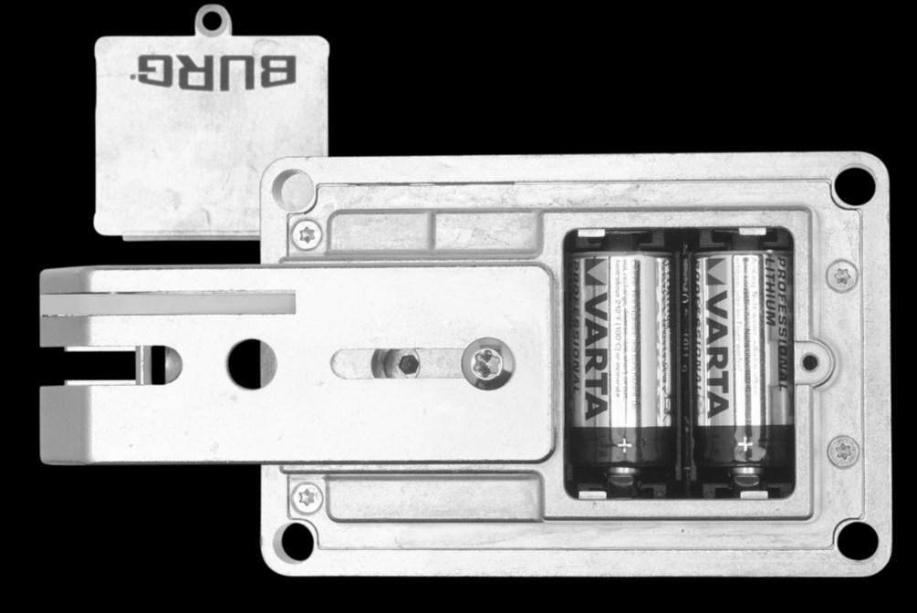 Unsere Empfehlung ist, die Batterien aller verbauten Schlösser alle zwei Jahre zu erneuern. Wie wird die Batterie gewechselt? A B Lösen der Schraube an der Rückseite. Schutzplatte abnehmen.