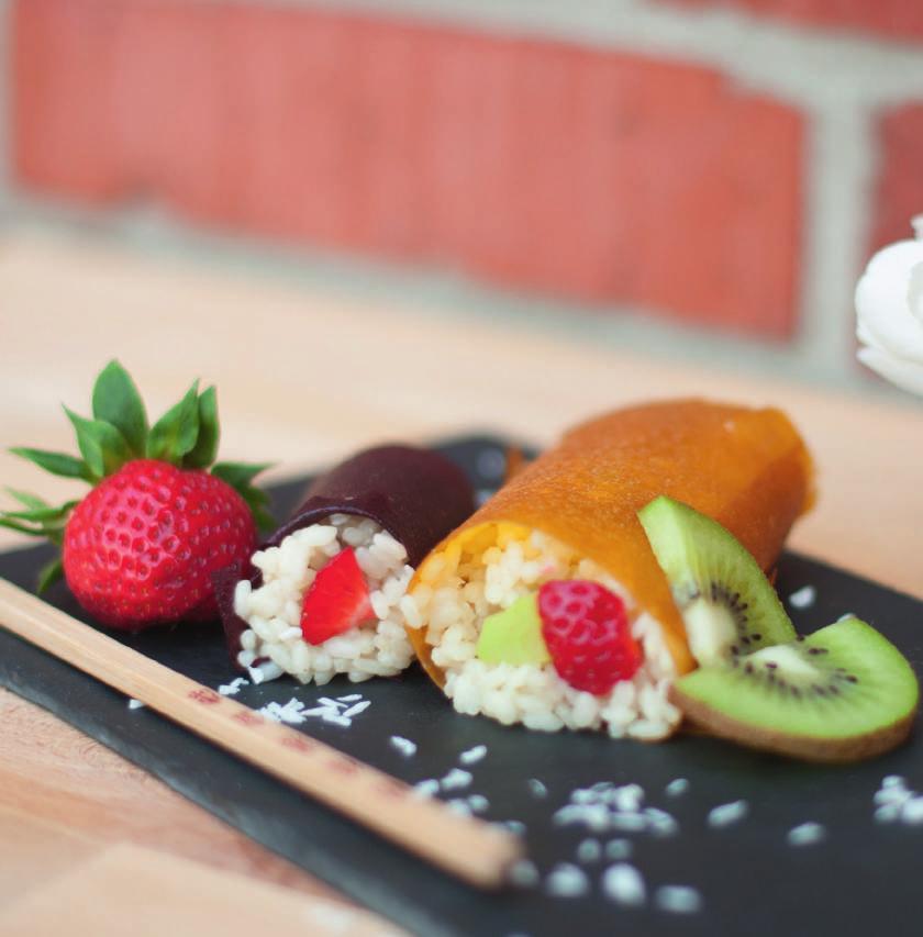 SÜSSES SUSHI Süsses Sushi mit Brombeere-Apfel Fruchtpapier Unser Fruchtpapier eignet sich für kreative Rezepte, wie z.b. Sushi. Es lässt sich, wenn leicht angedämpft, verbiegen, sodass es als Nori-Blatt-Ersatz genutzt werden kann.