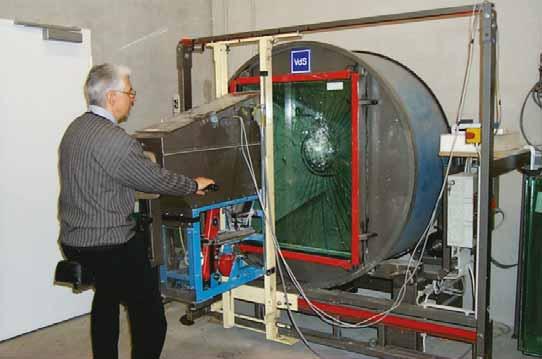 Während der Prüfung ist der Prüfer bestrebt, mithilfe der Maschine eine quadratische Öffnung von 400 mm Kantenlänge in die Glasscheibe einzubringen.