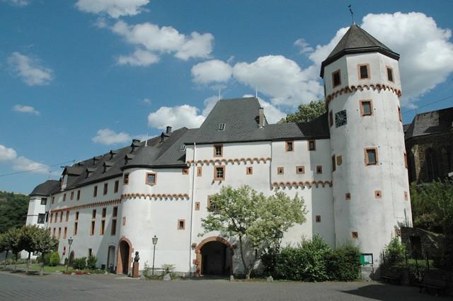 Der Historische Dorfrundgang fand sein Ende an der Oberburg Schloss von der Leyen. OStFw a.d. H.-Dieter Werner bedankte sich im Namen der TG bei Frau Lellmann und überreichte ihr die Btl-Chronik.