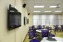 ) Von der richtigen Produktauswahl bis zur Montage wird das Audiokonzept auf die Nutzung des Klassenzimmers ausgerichtet.