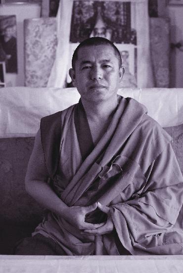Er trat mit elf Jahren ins Kloster ein und wechselte mit 17 an die Klosteruniversität Sera in Tibet. 1959 floh er nach Indien und machte seine Abschlüsse als Lharampa-Geshe und Ᾱcārya.