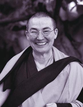 Westliche Lehrerinnen und Lehrer Bhikṣuṇī Jampa Tsedroen (Dr. Carola Roloff), geboren 1959, ist Bud dhis mus leh rerin und Übersetzerin im Tibetischen Zentrum. Schülerin Geshe Thubten Nga wangs.