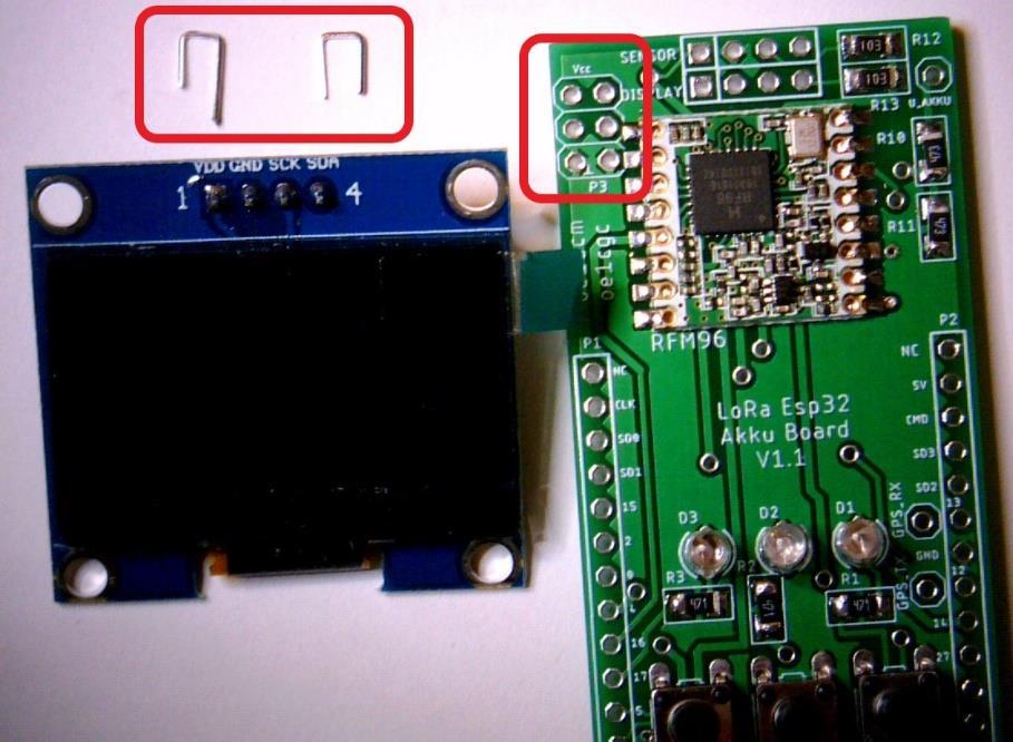 Schritt 3: Display Pinout Jumpern und LoRa-Chip isolieren Der LoRa-Chip wird mit einem Isolierbandstreifen überklebt, um Kurzschlüsse an der Displayrückseite auszuschließen.